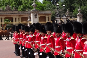 Ingiliz-Kraliyet-Ailesi-Kamu-Fonlarindan-Kisisel-Servete-Gelirleri-Nasil-Isliyor-featured